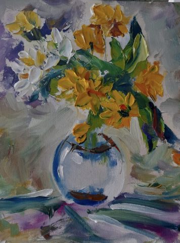 A delicate arrangement of fresh flowers displayed in a clear glass vase, capturing the simple beauty of nature. Soft petals, graceful stems and subtle reflections in the glass create a peaceful, timeless atmosphere. The composition celebrates light, colour and the quiet elegance of flowers in an everyday setting.
